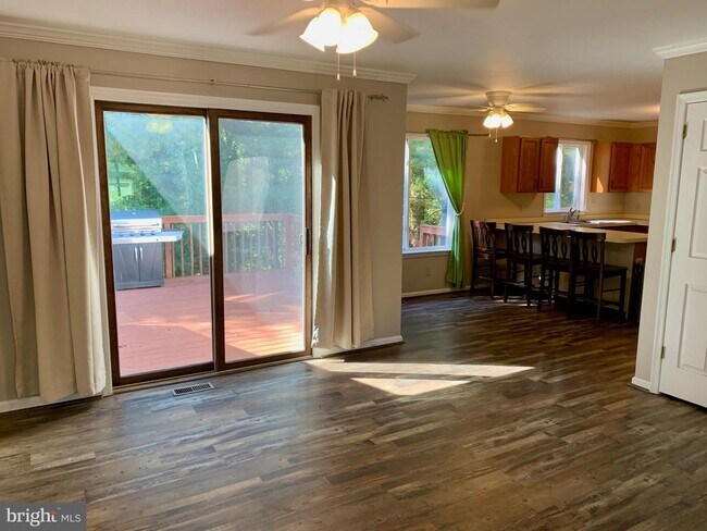 Foto del edificio - 121 Register Dr