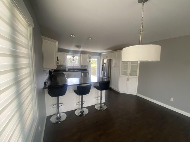 Building Photo - 166 Cougar Crescent