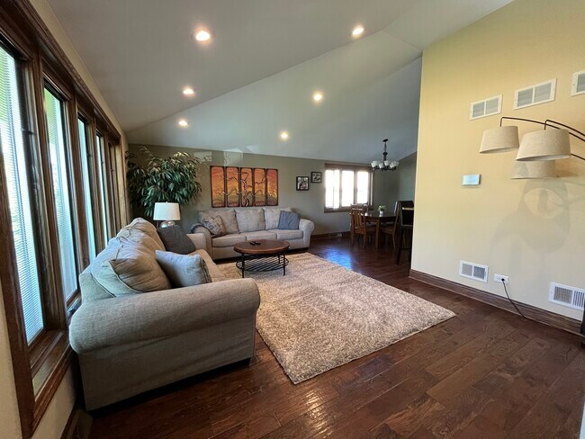 Building Photo - 8112 W 99th St