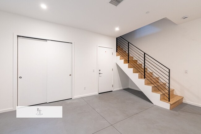 Building Photo - Elegant 3 Bedroom / 2.5 Bathroom Home in LA