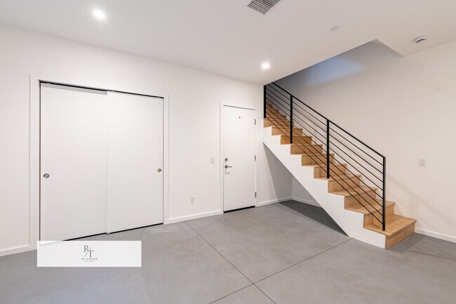Foto del edificio - Elegant 3 Bedroom / 2.5 Bathroom Home in LA