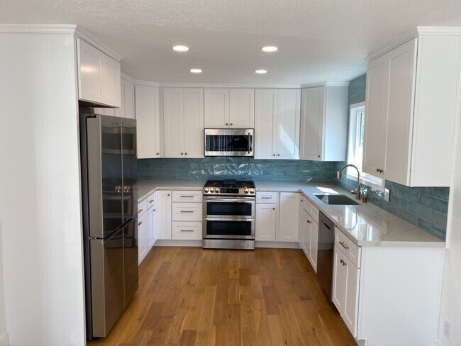 Building Photo - Phenomenal 4 Bed / 2 Bath Eastside Home!