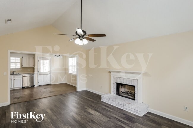 Building Photo - 102 Carriage Dr