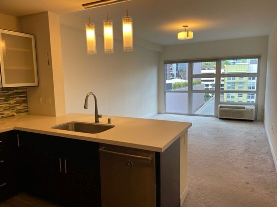 Primary Photo - Kakaako 2-bedroom!