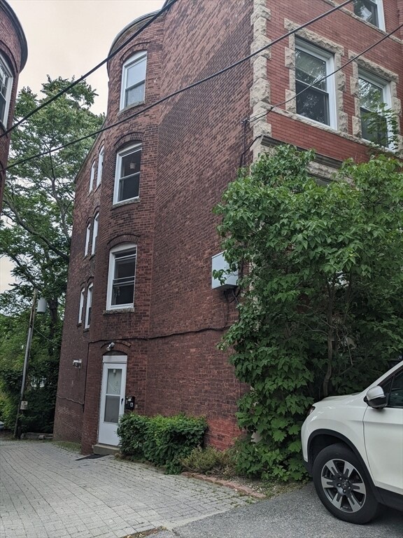 Foto del edificio - 187 Winthrop Rd