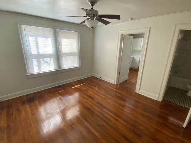 Foto del edificio - Adorable Duplex 1 Block from Duke - Huge Fenced Backyard!