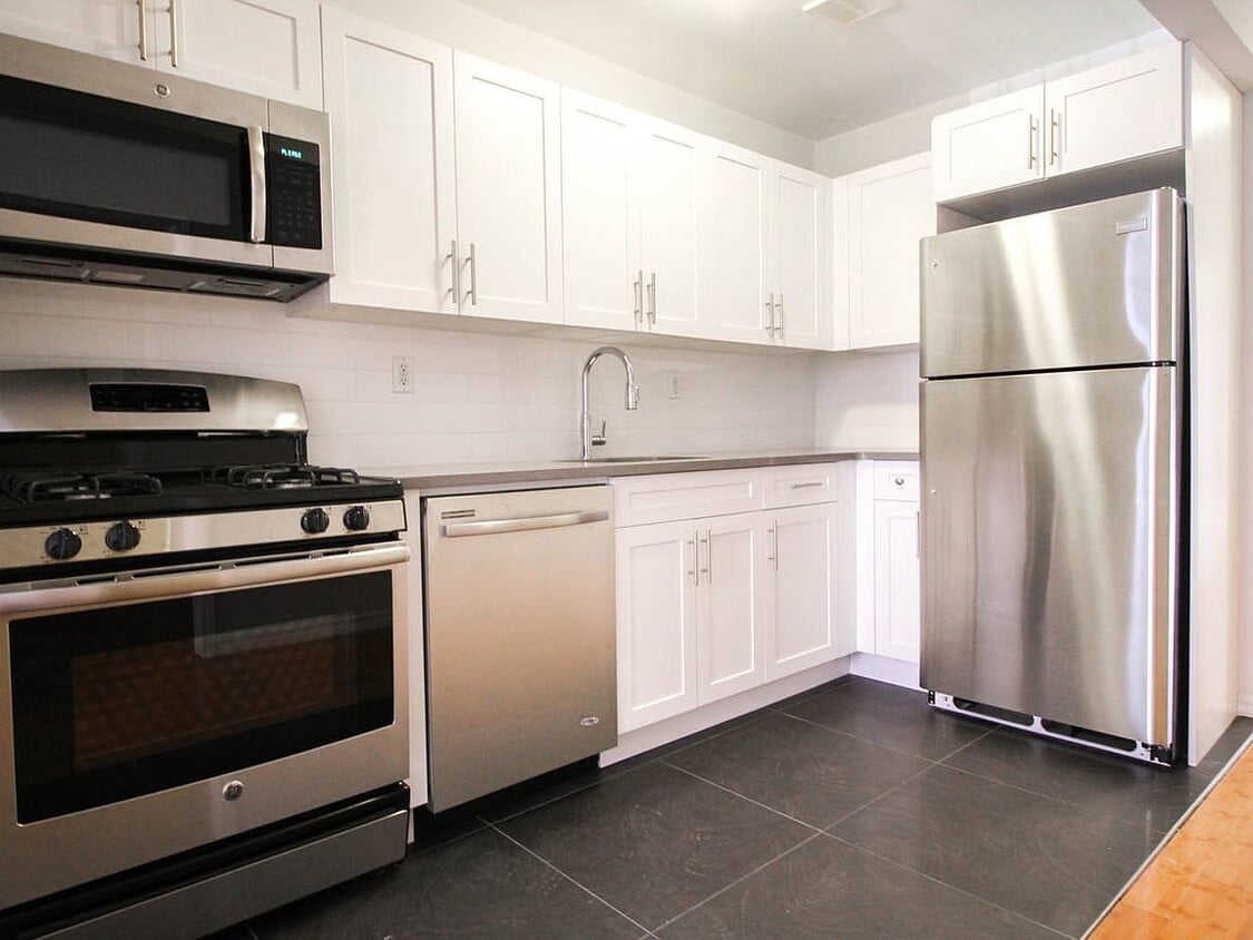 Foto principal - "Spacious 3-Bedroom Gem with 2 Full Baths ...
