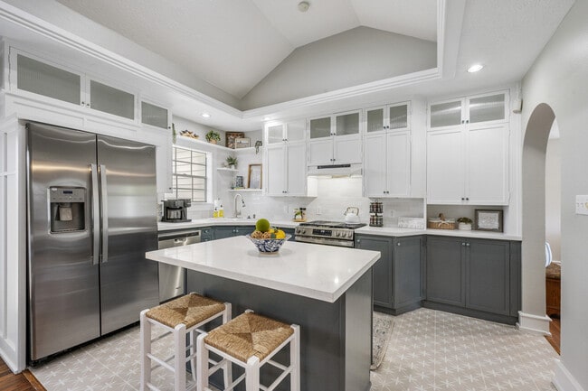 Foto del edificio - 728 Meadow Ln