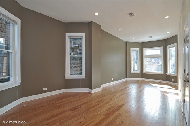 Building Photo - 2214 W Roscoe St