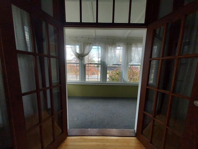 Building Photo - Large Mainfloor Duplex (1 Bed)