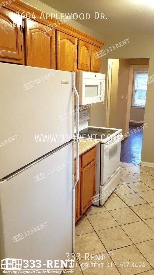Building Photo - Lots of space in this 2-story house just b...