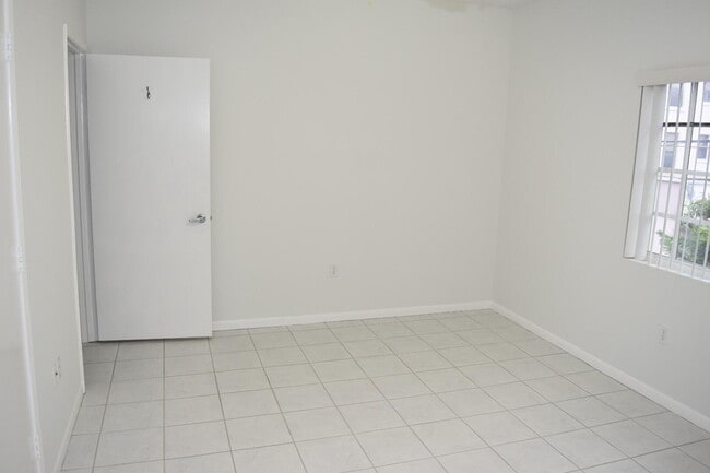 Building Photo - 2010 Taylor St