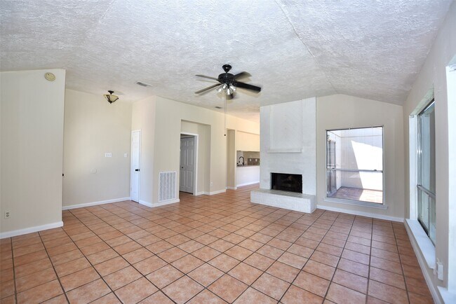 Foto del edificio - 16222 Queensdale Dr