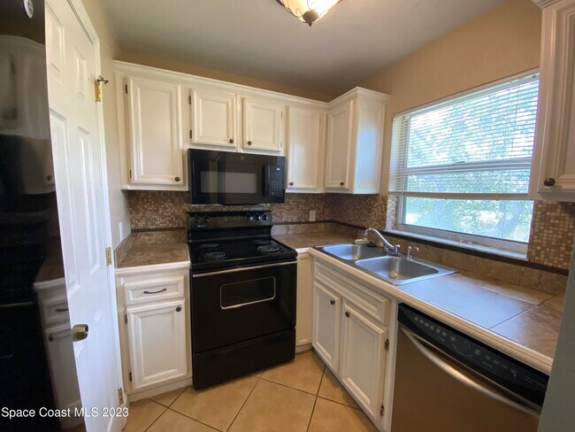 Building Photo - 210 Spring Dr