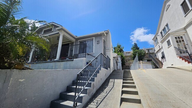 Foto del edificio - 527 Alexandria Ave