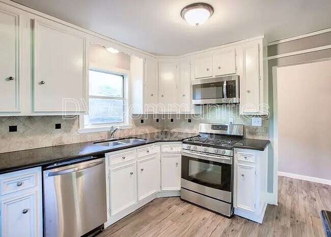 Building Photo - 810 Charles Rd