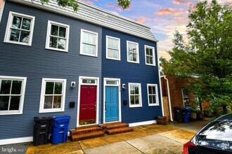 Building Photo - 218 S Henry St