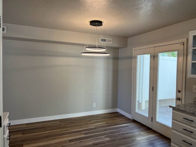 Foto del edificio - Newly Remodeled Throughout!