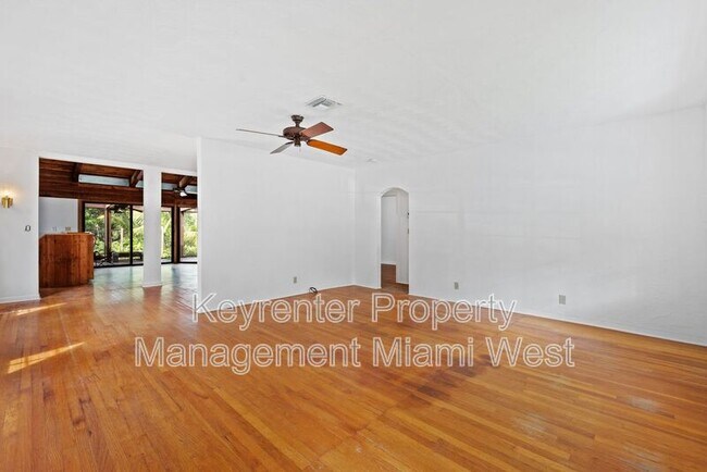 Building Photo - 825 SE 12th Ct