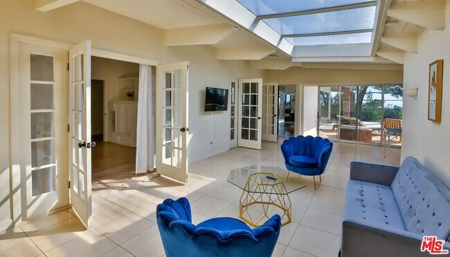 Building Photo - 2042 Linda Flora Dr