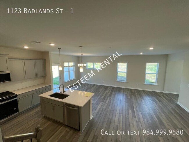 Building Photo - 1123 Badlands St