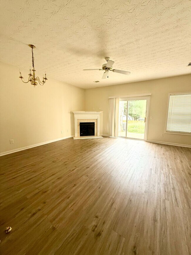 Building Photo - 2 bed/2.5 bath townhome near downtown Daws...