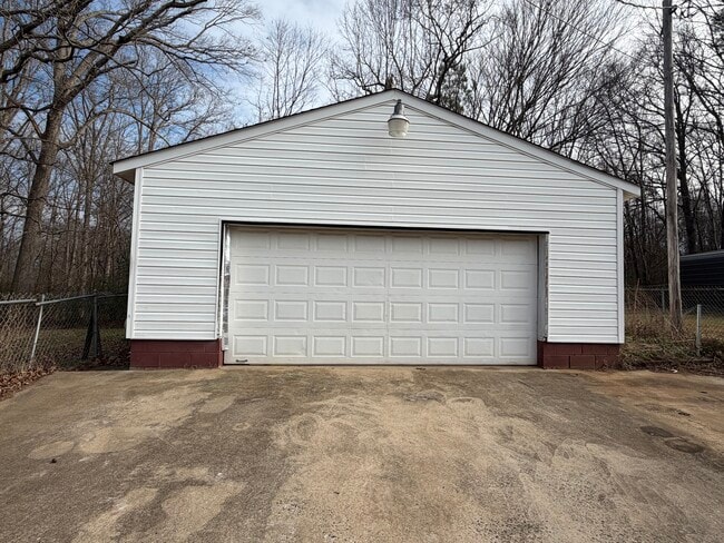 Building Photo - 308 Donna Ave