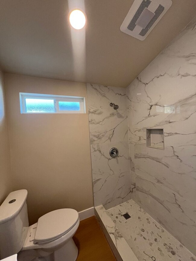 Building Photo - Renovated 2 Bed 1 Bath Home