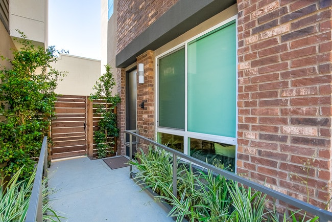 Building Photo - 825 Brickyard Lane