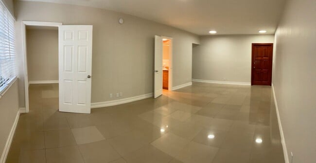 Foto del edificio - Spacious 1/1 Corner Unit.  Call for Limite...