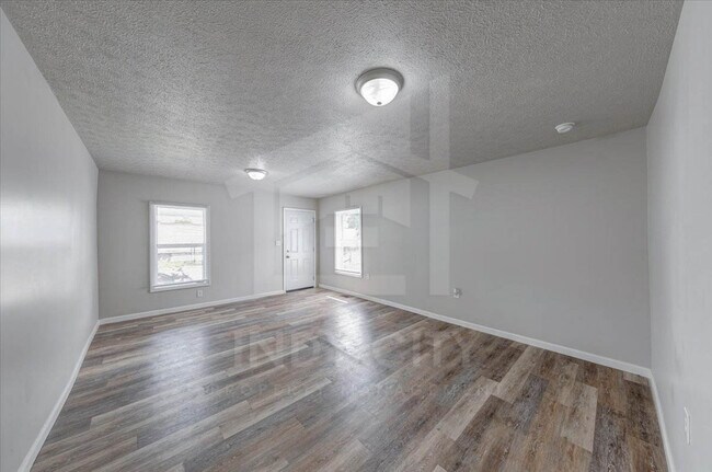 Foto del edificio - 3844 E 13th St