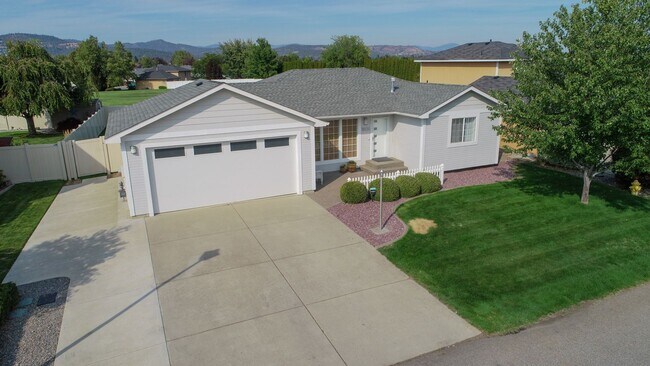 Building Photo - 3 Bed 2 Bath fully updated home adjacent to park & shopping