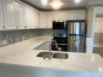 Foto del edificio - 22059 Newport Ave