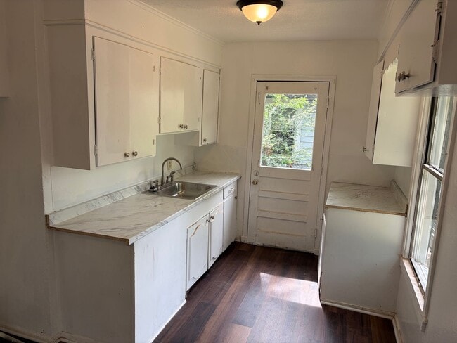 Building Photo - Remodeled 3 Bedroom Home with bonus room!