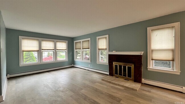 Building Photo - 425 Marcellus Rd