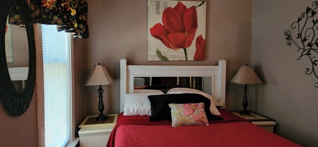 Dormitorio (Queen) - 529 N Main St