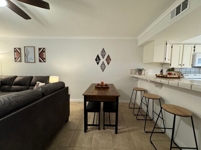 Foto del edificio - 2 BR Furnished Condo on the Colorado River with Utilities included