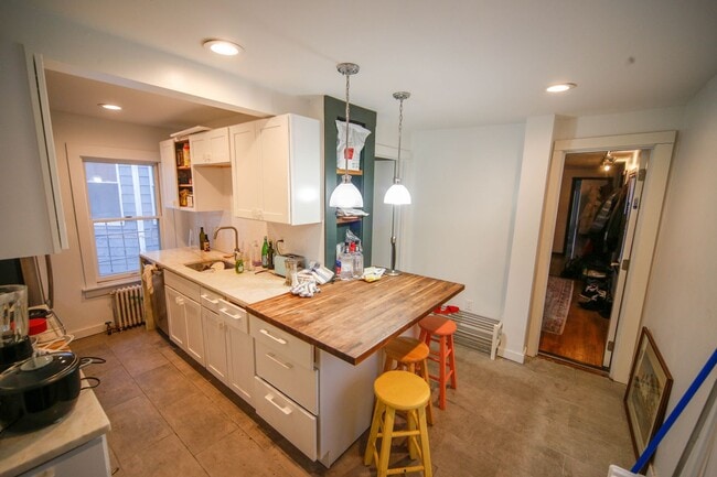 Building Photo - 107 Howe St