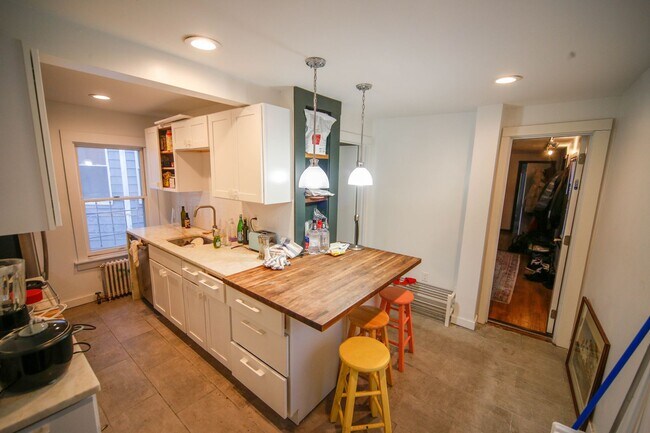 Building Photo - 107 Howe St