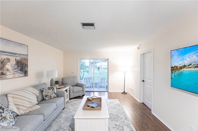 Foto del edificio - 6775 Lake McGregor Cir