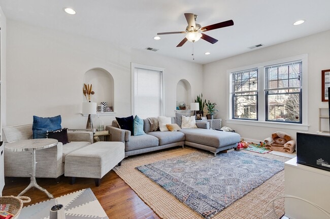 Building Photo - 1819 W Leland Ave