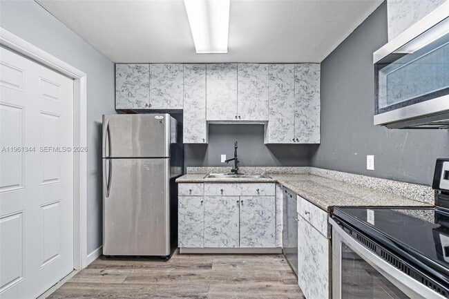 Building Photo - 15205 NE 6th Ave