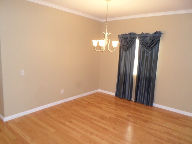 Foto del edificio - Great 4 BR + BONUS Room off Calle Del Oso Oro