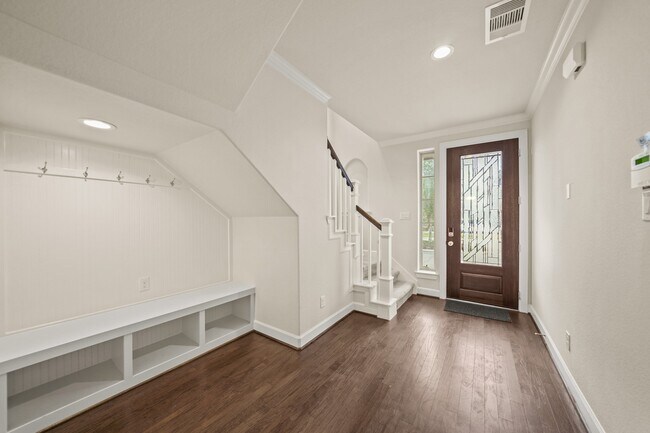 Foto del edificio - 2025 Cambridge Heights Pl