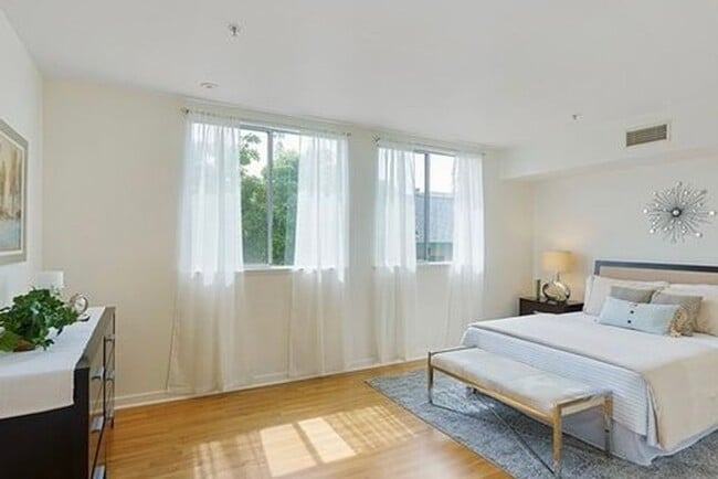 Foto del edificio - Rare Opportunity to Rent Spacious & Bright WLA Condo