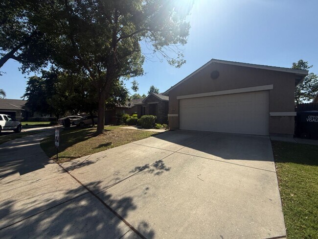 Building Photo - 3-bedrooms and two bathrooms home located in Visalia, CA