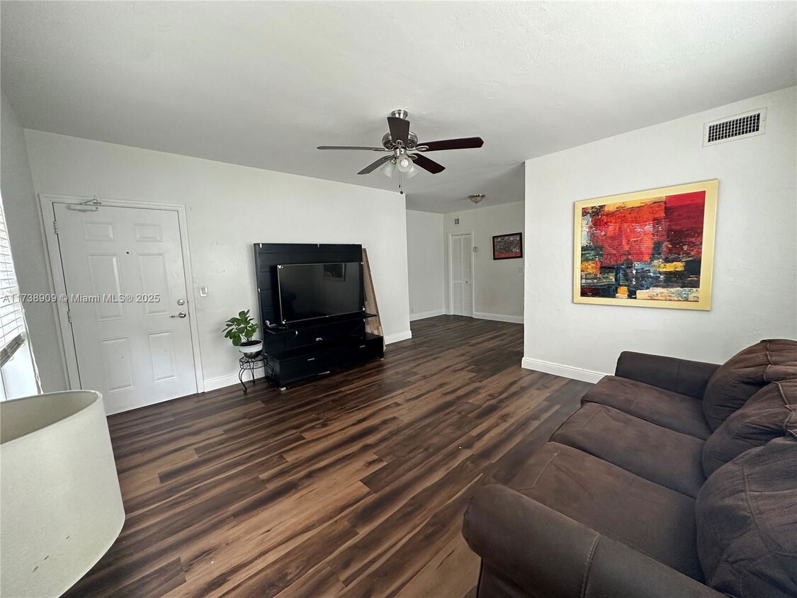 Foto principal - 7315 Dickens Ave