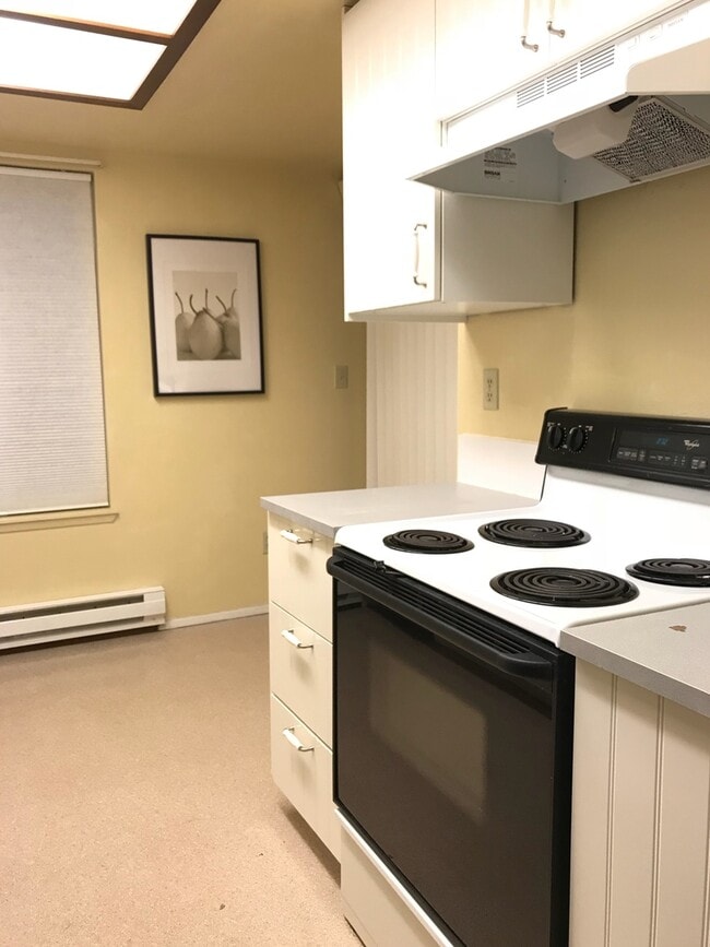 Building Photo - Private and remodeled