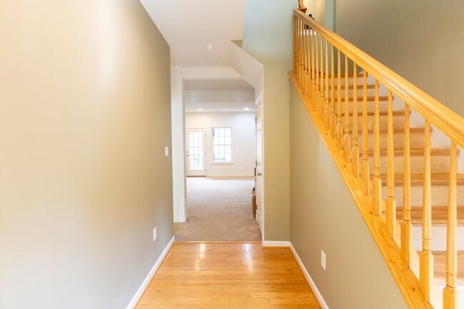 Foto del edificio - 703 Rainier Rd