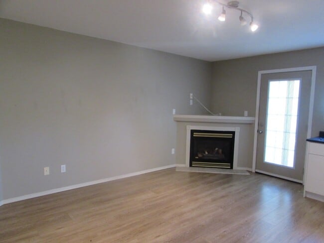 Building Photo - 6654 Everest Dr